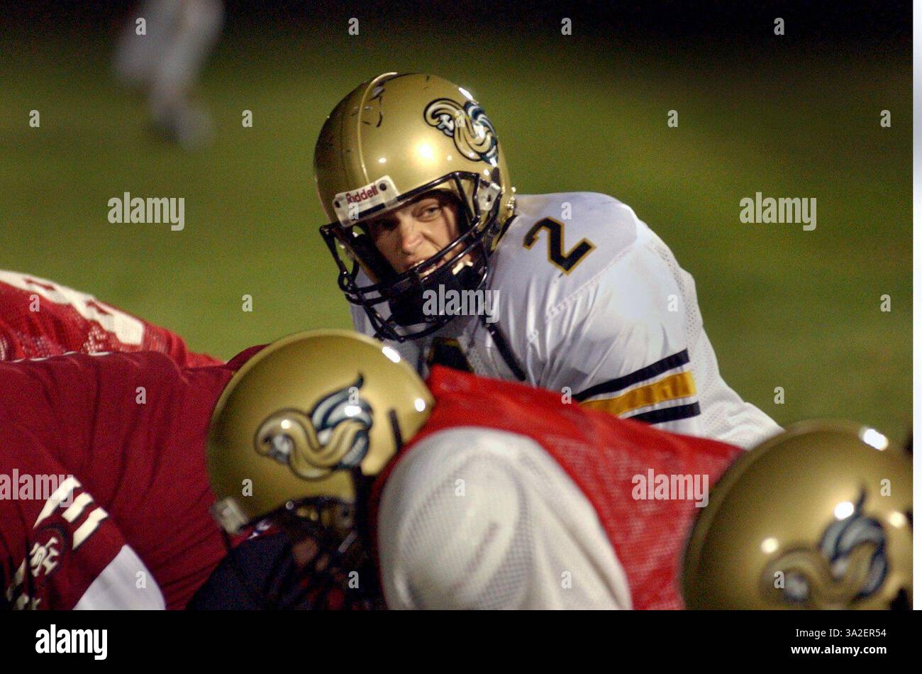 Le quarterback Chantelle Powers appelle un jeu à la ligne. Photo prise lors d'un entraînement de l'équipe féminine de football des Sacramento Sirens au parc James McClatchy. Mercredi 24 octobre 2001.Brysn Patrick (crédit : © Sacramento Bee/ZUMAPRESS.com) Banque D'Images