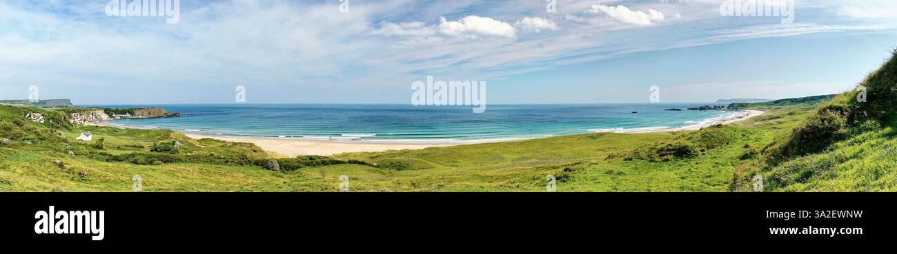 Plage de White Park Bay et dunes de sable sur la côte de Giants Causeway du comté d'Antrim, Irlande du Nord. Panorama. Été Banque D'Images