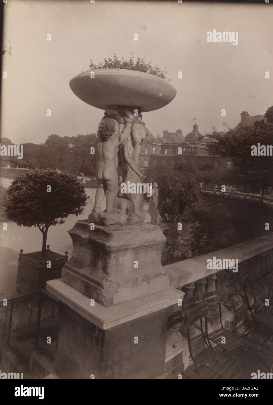 Prise entre 1923 et 25, cette photographie d’Eugène Atget met en valeur une partie du jardin du Luxembourg à Paris, mettant en valeur ses statues et ses caractéristiques naturelles. Banque D'Images