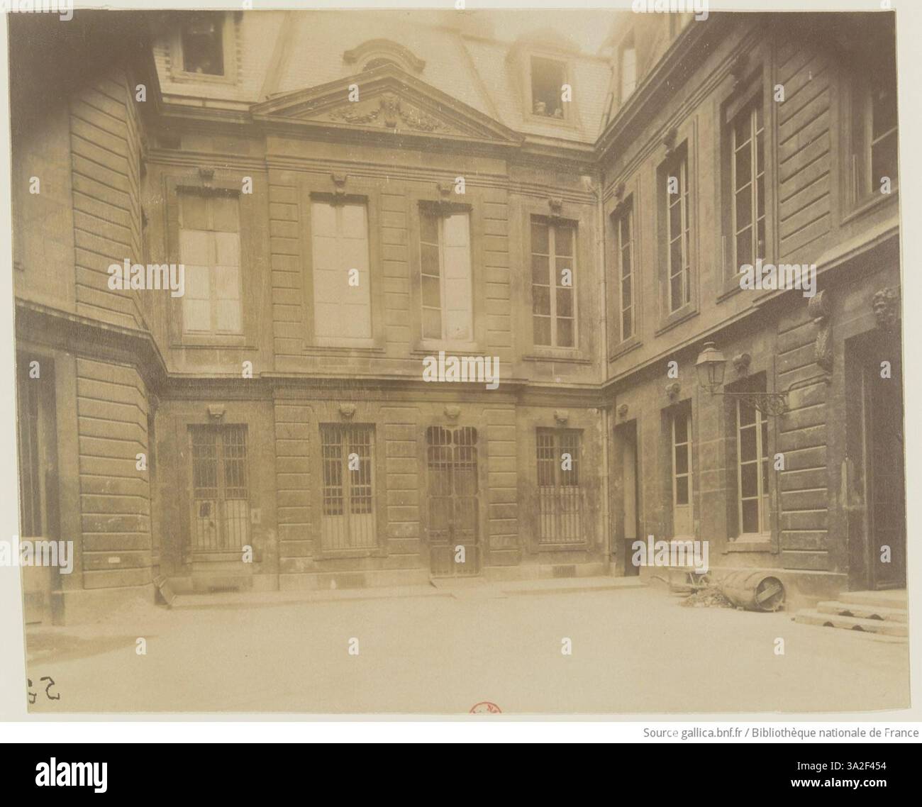 Cette image d’Eugène Atget représente l’ancien Hôtel de Laverdy, annexe de la monnaie, à Paris, mettant en valeur les caractéristiques historiques et architecturales du bâtiment. Banque D'Images