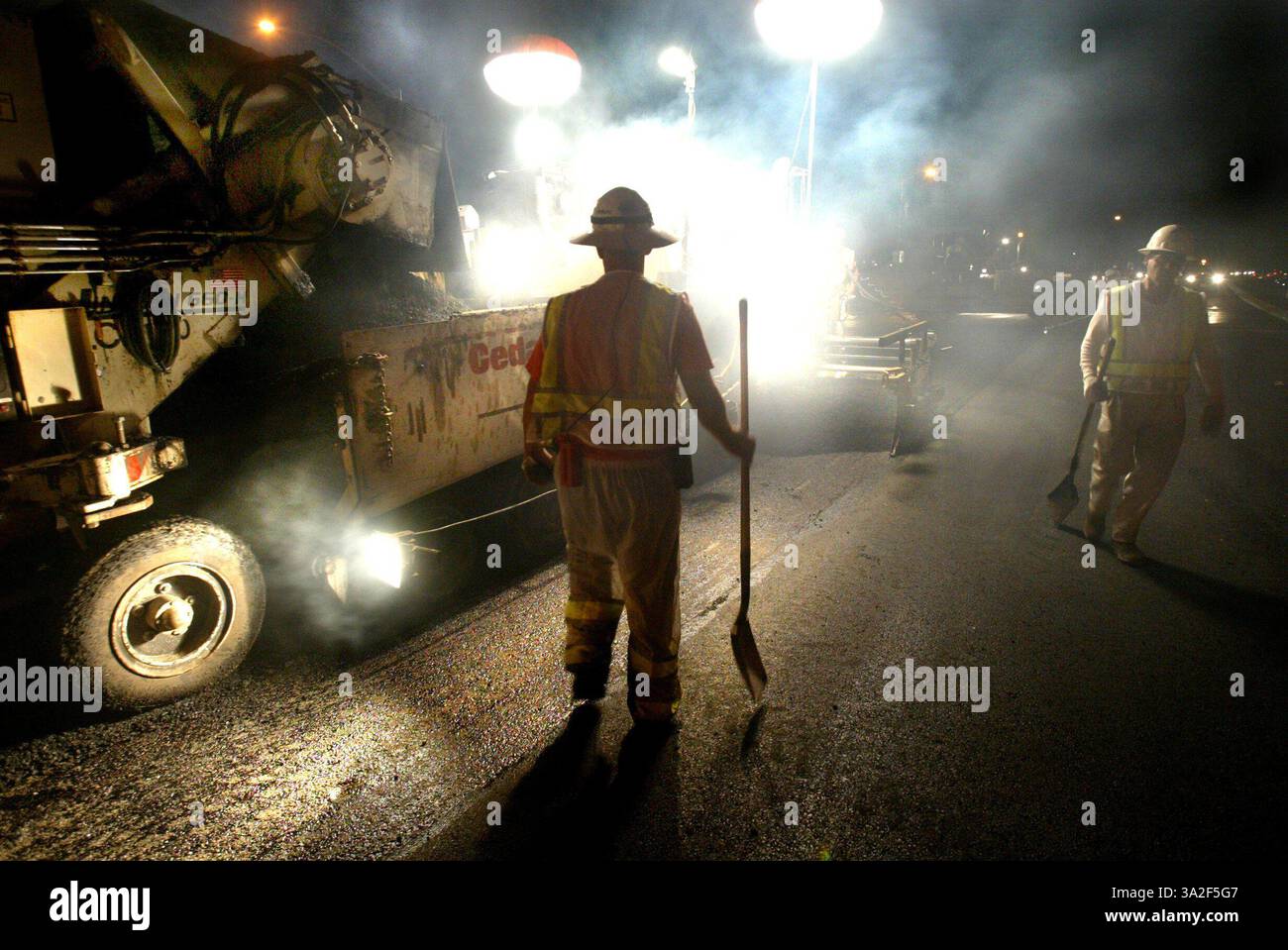 Deuxièmement -- les équipes de construction ont commencé à travailler sur un projet de superposition sur Laguna Boulevard. Photo prise le jeudi 17 juillet 2003. (Crédit : © Sacramento Bee/ZUMAPRESS.com) Banque D'Images