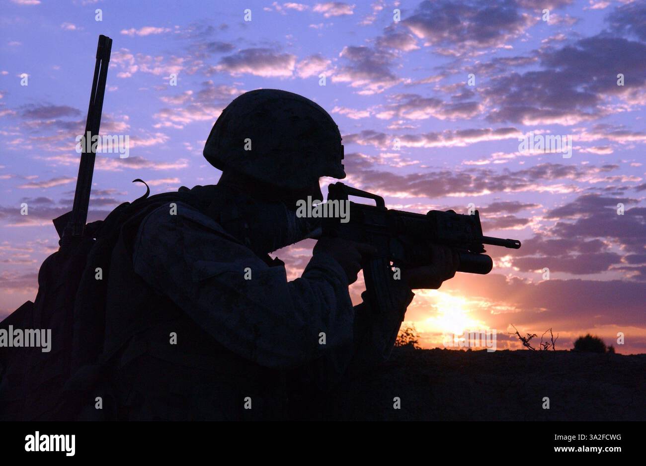 16 avril 2004 ; Ar Ramadi, Irak ; Un Marine du 2e bataillon, 4e régiment de Marines pointe son fusil dans une fusillade lors d'une patrouille à Ar Ramadi, Irak. Les Marines de Ramadi ont chassé les combattants ennemis pendant plusieurs jours début avril. Banque D'Images