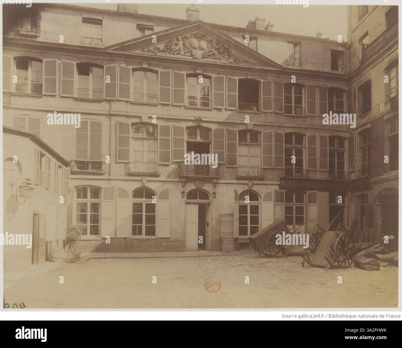 Cette photographie du XIXe siècle réalisée par Eugène Atget capture la façade du Hôtel de Montmorency, rue de Montmorency, soulignant sa beauté architecturale historique. Banque D'Images
