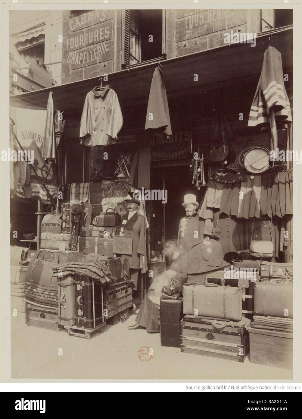 La photographie de la rue Dupetit Thouars réalisée par Eugène Atget capture le caractère architectural et l’atmosphère urbaine de la rue à la fin du XIXe siècle. Banque D'Images