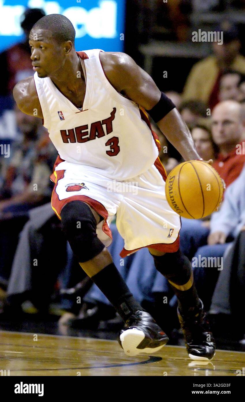 15 novembre 2005 ; Miami, Floride, États-Unis ; DWYANE WADE de Miami Heat se dirige vers le panier contre les Hornets de la Nouvelle-Orléans dans le quatrième quart d'action de la NBA à l'American Airlines Arena de Miami. Crédit obligatoire : photo de Jason Arnold/ZUMA Press. (©) Copyright 2005 par Jason Arnold Banque D'Images
