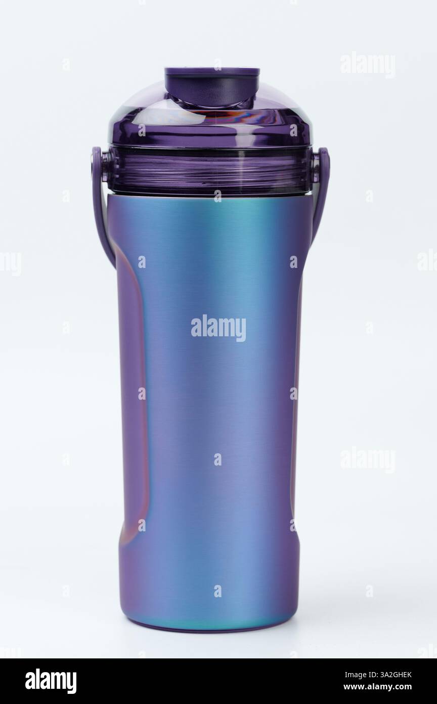 Vue avant de bouteille de shaker en métal bleu isolée sur fond blanc de studio Banque D'Images