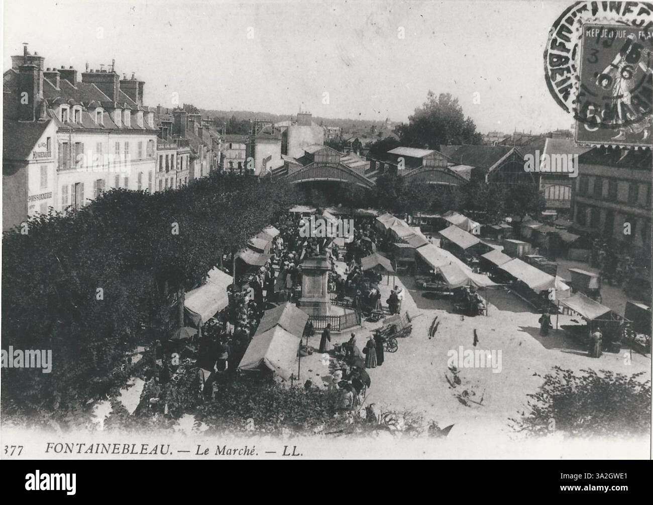 La place centrale du marché de Fontainebleau, connue sous le nom de « marché sur la place centrale », représentée dans cette image du début du XXe siècle, était un point central du commerce local et de la vie communautaire. Banque D'Images