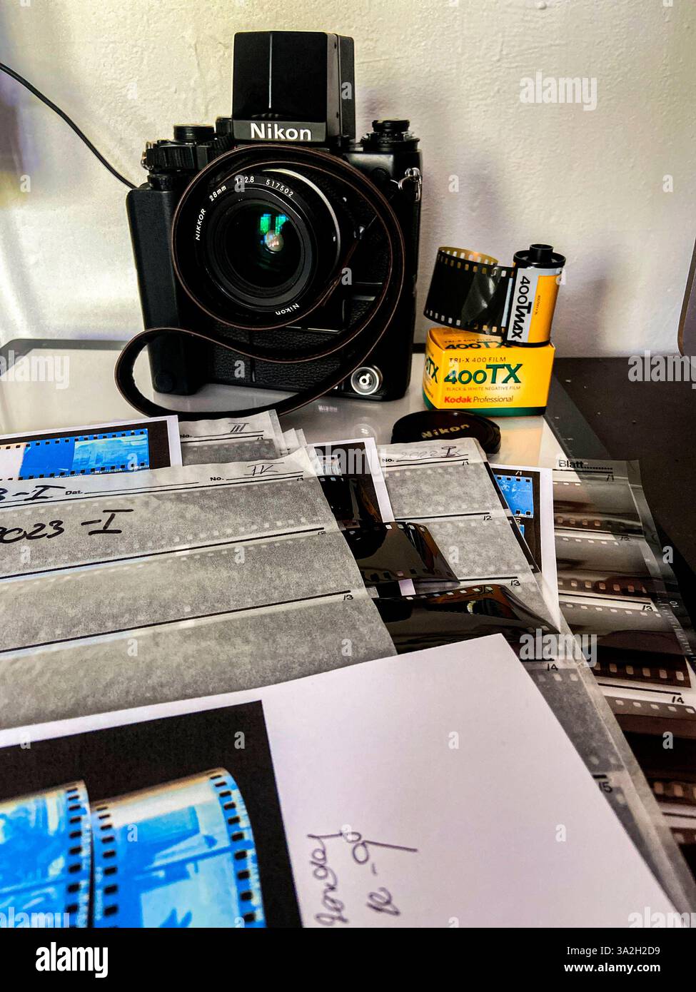 Analogique Nikon F3 et négatifs la photographie analogique entre à nouveau sur le marché et la vie culturelle, depuis qu'elle est entrée dans Devline il y a environ deux décennies. Tilburg, pays-Bas. Tilburg Studio Tuinstraat Noord-Brabant Nederland Copyright : xGuidoxKoppesxPhotox Banque D'Images