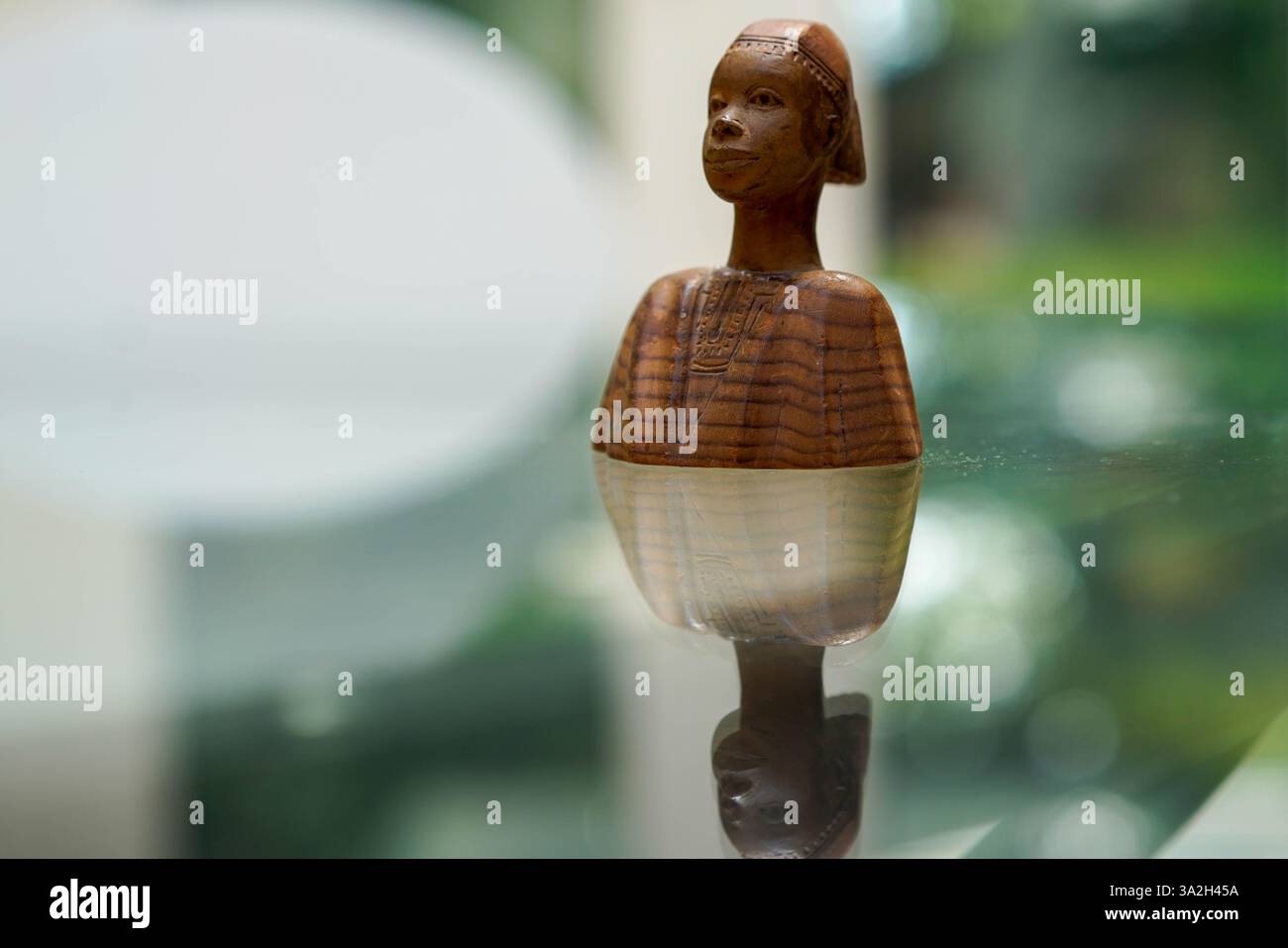 Têtes en bois sculptées de peuples africains Banque D'Images