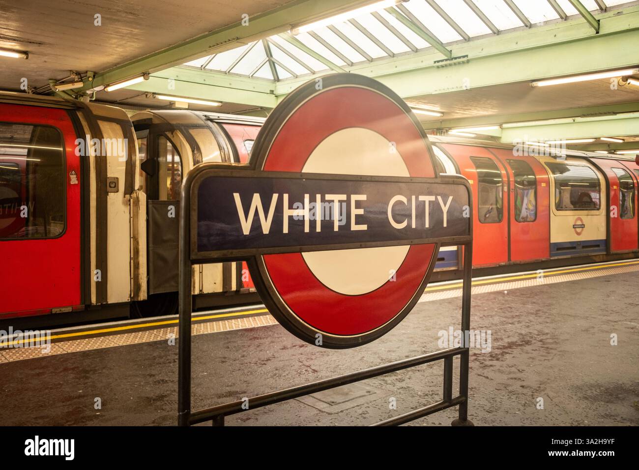 LONDRES - 20 FÉVRIER 2025 : Station de métro White City dans le quartier Shepherds Bush de Hammersmith & Fulham - ouest de Londres Banque D'Images