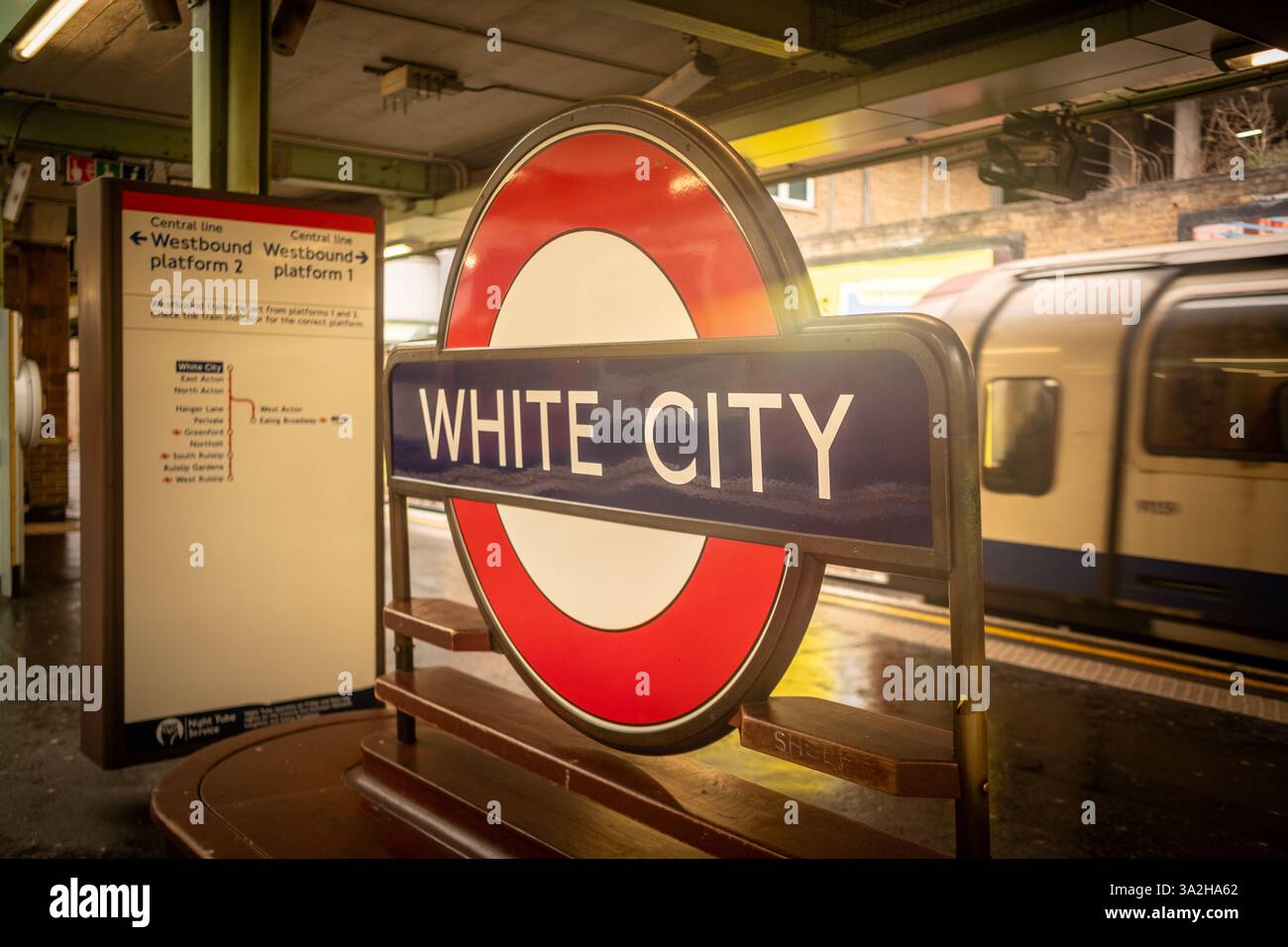 LONDRES - 20 FÉVRIER 2025 : Station de métro White City dans le quartier Shepherds Bush de Hammersmith & Fulham - ouest de Londres Banque D'Images