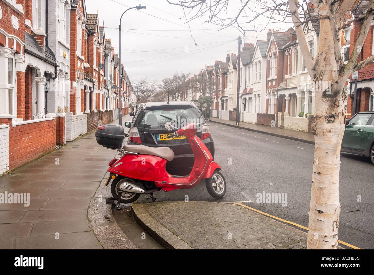 LONDRES - 20 FÉVRIER 2025 : rue résidentielle de maisons mitoyennes sur Uxbridge Road à Shepherds Bush, à l'ouest de Londres Banque D'Images