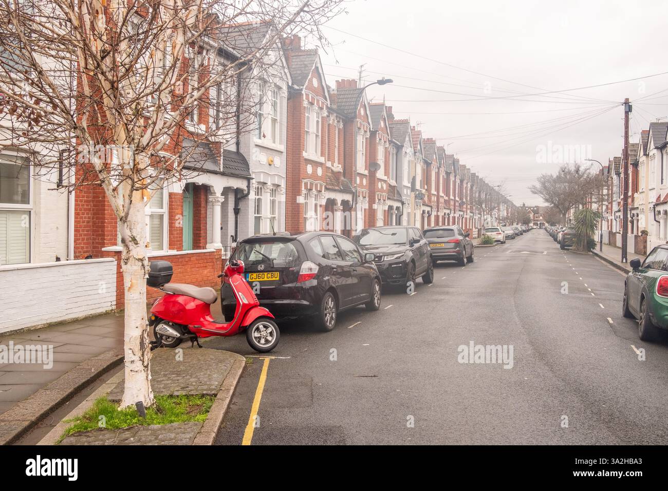 LONDRES - 20 FÉVRIER 2025 : rue résidentielle de maisons mitoyennes sur Uxbridge Road à Shepherds Bush, à l'ouest de Londres Banque D'Images