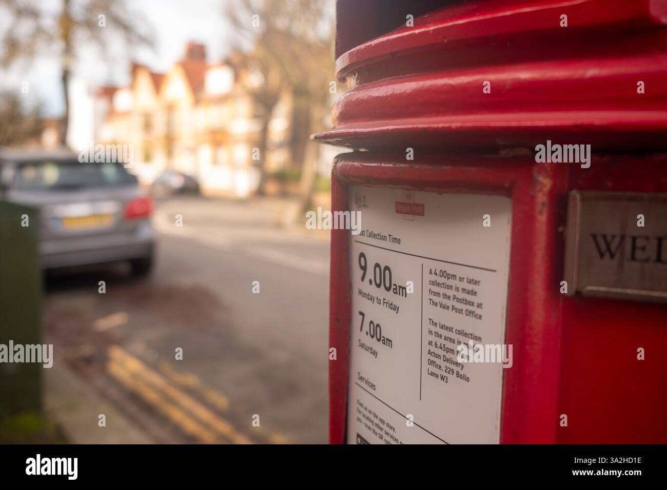 LONDRES- 25 FÉVRIER 2025 : boîte postale British Royal mail avec logo et temps de collection Banque D'Images