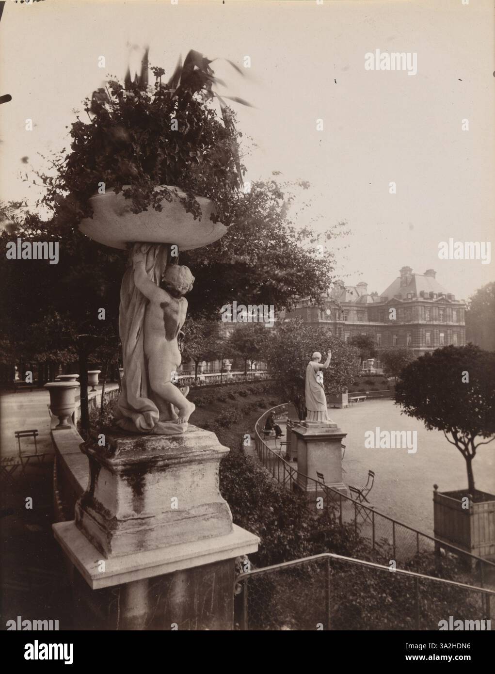 Cette photographie réalisée en 1923-25 par Eugène Atget représente le jardin du Luxembourg à Paris, avec un accent particulier sur ses sculptures monumentales et son cadre extérieur. Banque D'Images
