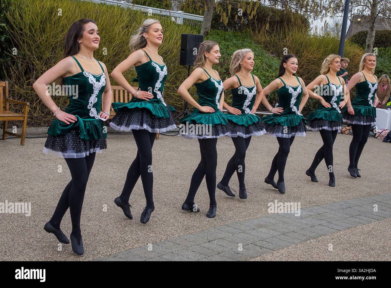 Cheltenham, Royaume-Uni. 13 mars 2025. Les danseurs irlandais et les chapeaux de Leprechaun étaient à l'ordre du jour alors que les coureurs arrivaient aux courses de Cheltenham pour le troisième jour du festival. Cheltenham célèbre la St Patricks Day quatre jours plus tôt que toujours il y a un grand contingent de l'île d'Emerald pour le festival. Crédit : David Betteridge/Alamy Live News Banque D'Images