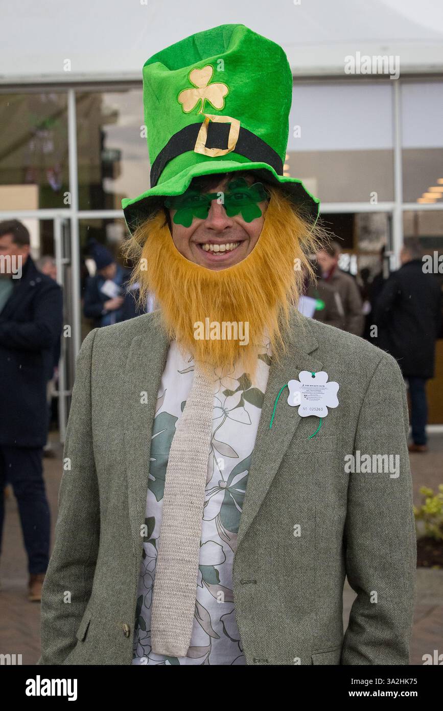 Cheltenham, Royaume-Uni. 13 mars 2025. Les danseurs irlandais et les chapeaux de Leprechaun étaient à l'ordre du jour alors que les coureurs arrivaient aux courses de Cheltenham pour le troisième jour du festival. Cheltenham célèbre la St Patricks Day quatre jours plus tôt que toujours il y a un grand contingent de l'île d'Emerald pour le festival. Crédit : David Betteridge/Alamy Live News Banque D'Images
