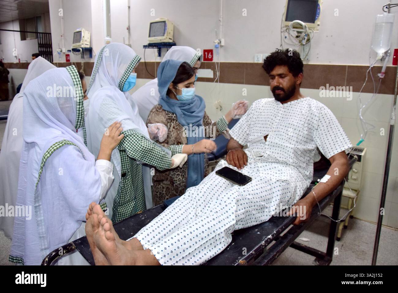 Quetta. 13 mars 2025. Un passager blessé reçoit un traitement médical dans un hôpital de Quetta, au sud-ouest du Pakistan, le 13 mars 2025. Vingt et un passagers, quatre soldats et 33 terroristes ont été tués après que des terroristes lourdement armés ont attaqué un train de passagers et pris des dizaines en otage dans la province du Baloutchistan, dans le sud-ouest du pays, a déclaré l'Inter-services public relations (ISPR), la branche médiatique de l'armée pakistanaise, dans un communiqué mercredi soir. Crédit : Str/Xinhua/Alamy Live News Banque D'Images Quetta. 13 mars 2025. Un passager blessé reçoit un traitement médical dans un hôpital de Quetta, au sud-ouest du Pakistan, le 13 mars 2025. Vingt et un passagers, quatre soldats et 33 terroristes ont été tués après que des terroristes lourdement armés ont attaqué un train de passagers et pris des dizaines en otage dans la province du Baloutchistan, dans le sud-ouest du pays, a déclaré l'Inter-services public relations (ISPR), la branche médiatique de l'armée pakistanaise, dans un communiqué mercredi soir. Crédit : Str/Xinhua/Alamy Live News Banque D'Images