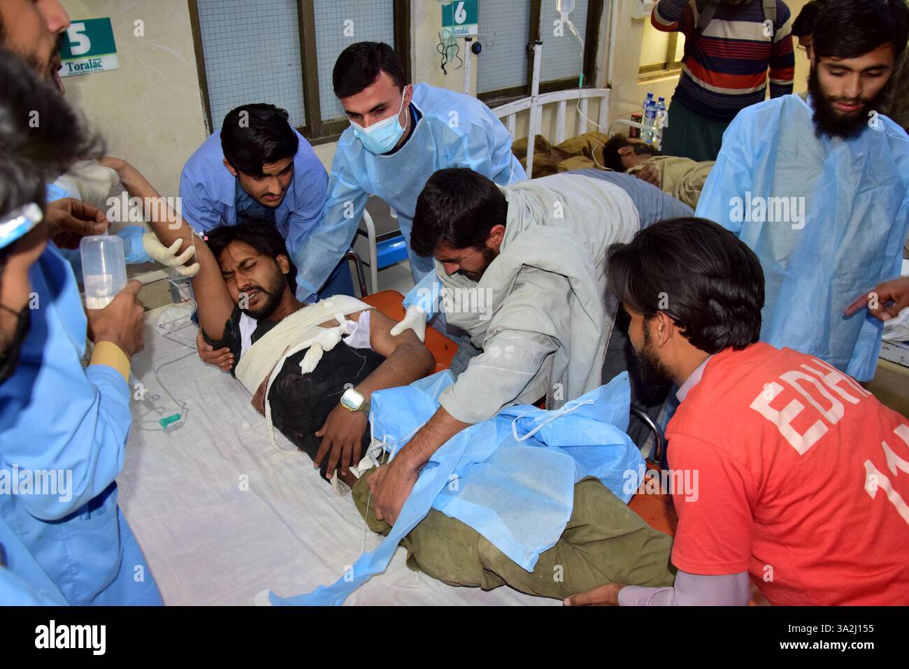 Quetta. 13 mars 2025. Un passager blessé reçoit un traitement médical dans un hôpital de Quetta, au sud-ouest du Pakistan, le 13 mars 2025. Vingt et un passagers, quatre soldats et 33 terroristes ont été tués après que des terroristes lourdement armés ont attaqué un train de passagers et pris des dizaines en otage dans la province du Baloutchistan, dans le sud-ouest du pays, a déclaré l'Inter-services public relations (ISPR), la branche médiatique de l'armée pakistanaise, dans un communiqué mercredi soir. Crédit : Str/Xinhua/Alamy Live News Banque D'Images Quetta. 13 mars 2025. Un passager blessé reçoit un traitement médical dans un hôpital de Quetta, au sud-ouest du Pakistan, le 13 mars 2025. Vingt et un passagers, quatre soldats et 33 terroristes ont été tués après que des terroristes lourdement armés ont attaqué un train de passagers et pris des dizaines en otage dans la province du Baloutchistan, dans le sud-ouest du pays, a déclaré l'Inter-services public relations (ISPR), la branche médiatique de l'armée pakistanaise, dans un communiqué mercredi soir. Crédit : Str/Xinhua/Alamy Live News Banque D'Images
