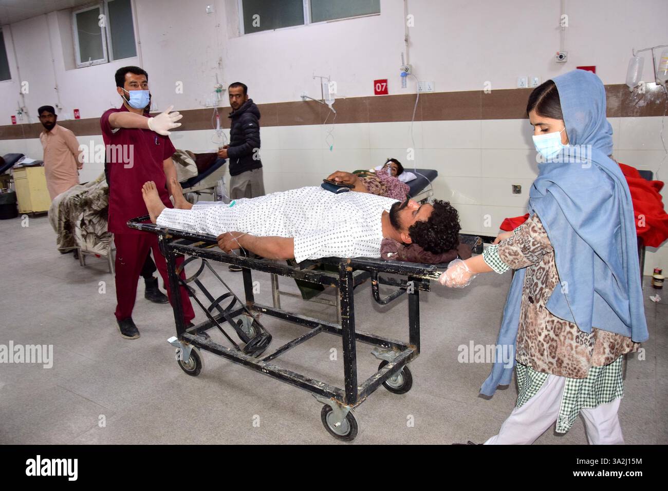 Quetta. 13 mars 2025. Des ambulanciers paramédicaux transfèrent un passager blessé dans un hôpital de Quetta, au sud-ouest du Pakistan, le 13 mars 2025. Vingt et un passagers, quatre soldats et 33 terroristes ont été tués après que des terroristes lourdement armés ont attaqué un train de passagers et pris des dizaines en otage dans la province du Baloutchistan, dans le sud-ouest du pays, a déclaré l'Inter-services public relations (ISPR), la branche médiatique de l'armée pakistanaise, dans un communiqué mercredi soir. Crédit : Str/Xinhua/Alamy Live News Banque D'Images Quetta. 13 mars 2025. Des ambulanciers paramédicaux transfèrent un passager blessé dans un hôpital de Quetta, au sud-ouest du Pakistan, le 13 mars 2025. Vingt et un passagers, quatre soldats et 33 terroristes ont été tués après que des terroristes lourdement armés ont attaqué un train de passagers et pris des dizaines en otage dans la province du Baloutchistan, dans le sud-ouest du pays, a déclaré l'Inter-services public relations (ISPR), la branche médiatique de l'armée pakistanaise, dans un communiqué mercredi soir. Crédit : Str/Xinhua/Alamy Live News Banque D'Images
