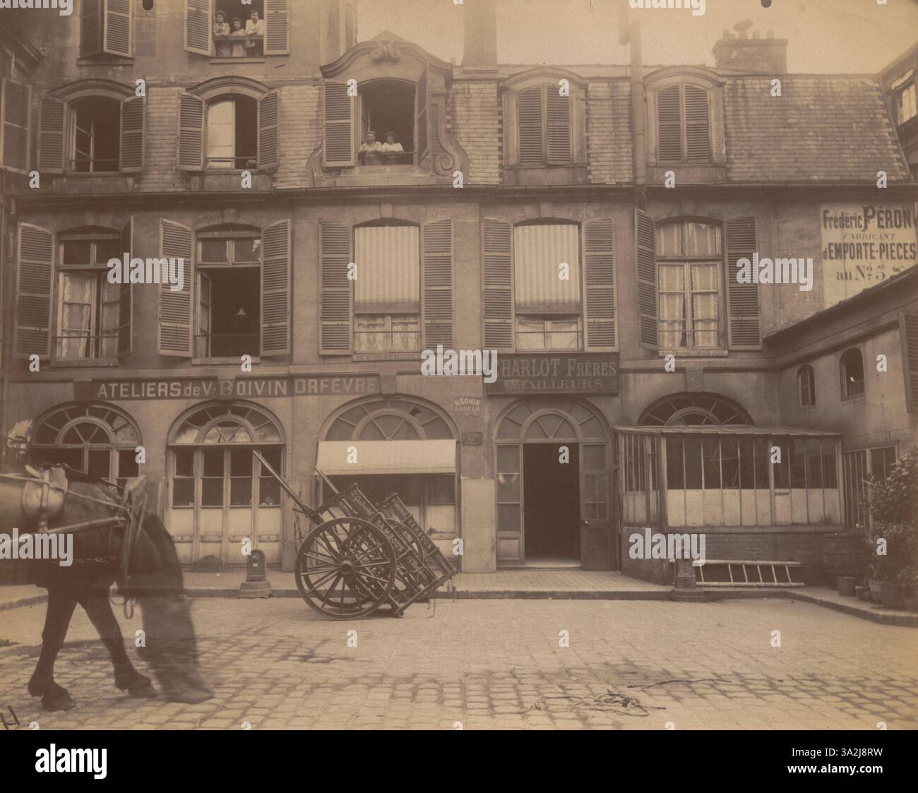 Photographie réalisée en 1913 par Eugène Atget du Hôtel de Montmorency, situé au 5 rue de Montmorency, capturant l'architecture du bâtiment et son contexte historique à Paris. Banque D'Images