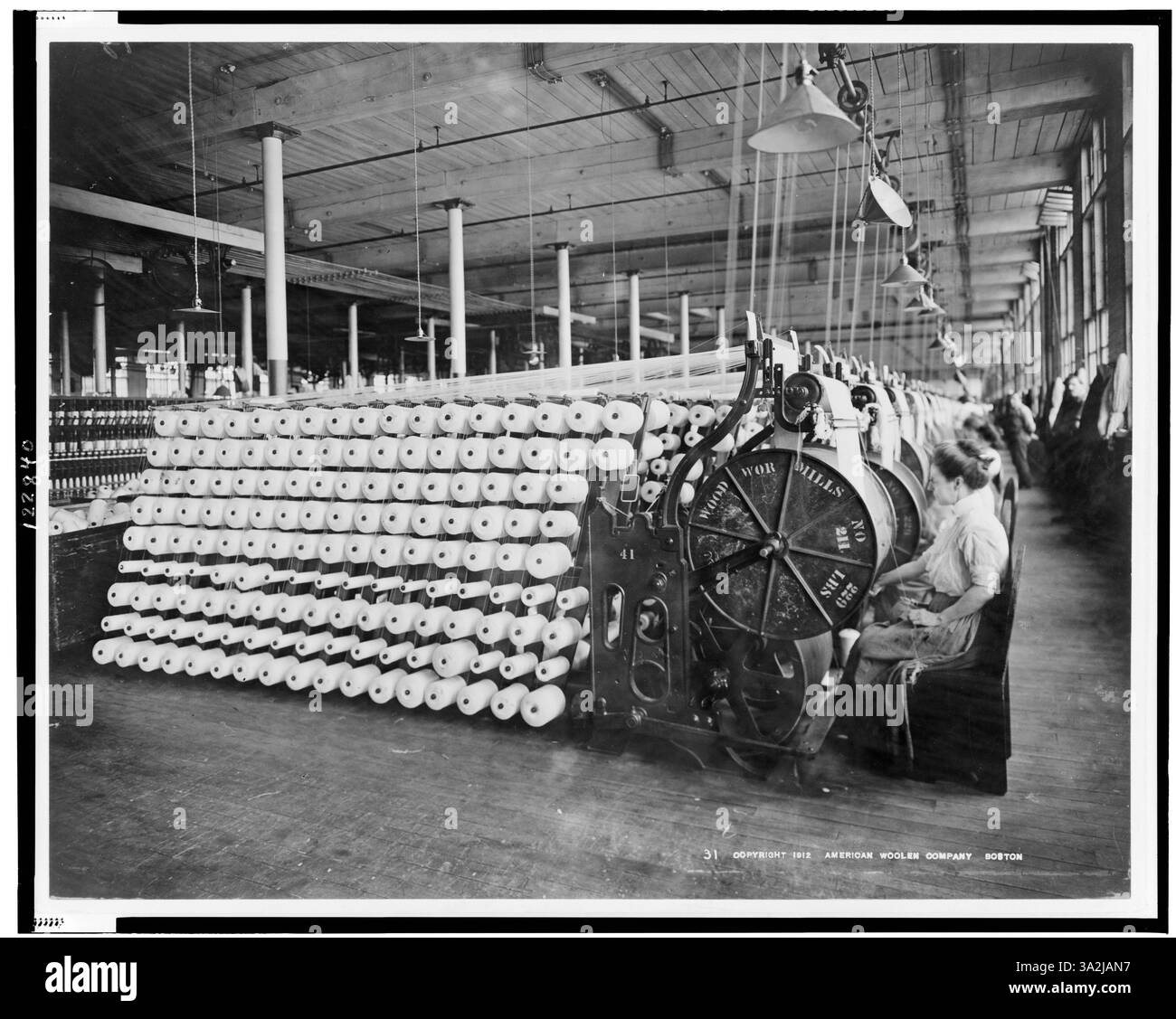 Titre : femmes travaillant aux machines, rayonnant et inspectant le fil, American Woolen Company, Boston Résumé/médium : 1 tirage photographique. - US Banque D'Images