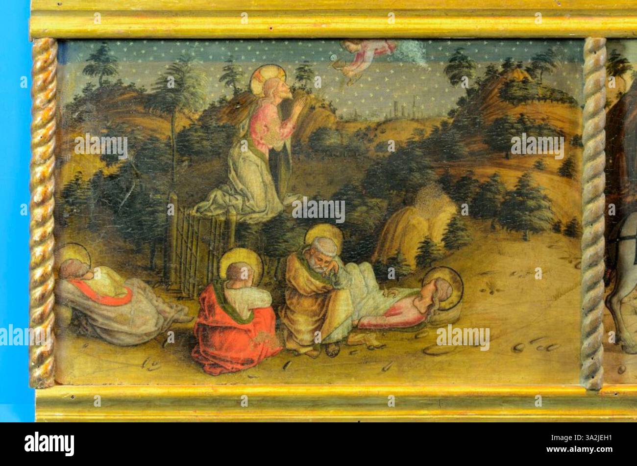 Orazione nell'orto (L'agonie dans le jardin) de Carlo Crivelli illustre le Christ dans la prière, avec l'ange et les disciples représentés dans un moment de révélation divine. L'utilisation d'un éclairage dramatique et de détails fins traduit l'intensité émotionnelle du moment. Banque D'Images