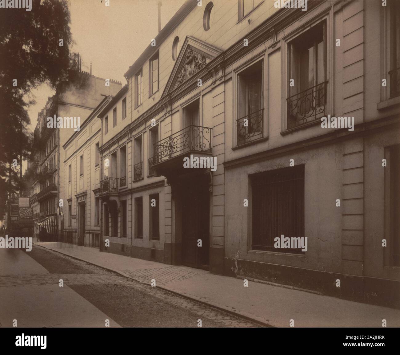 Cette photographie de 1903-04 d'Eugène Atget montre la Maison du peintre au 85 Boulevard Montparnasse à Paris, mettant en scène le bâtiment historique et son lien avec le peintre Hyacinthe Rigaud. Banque D'Images