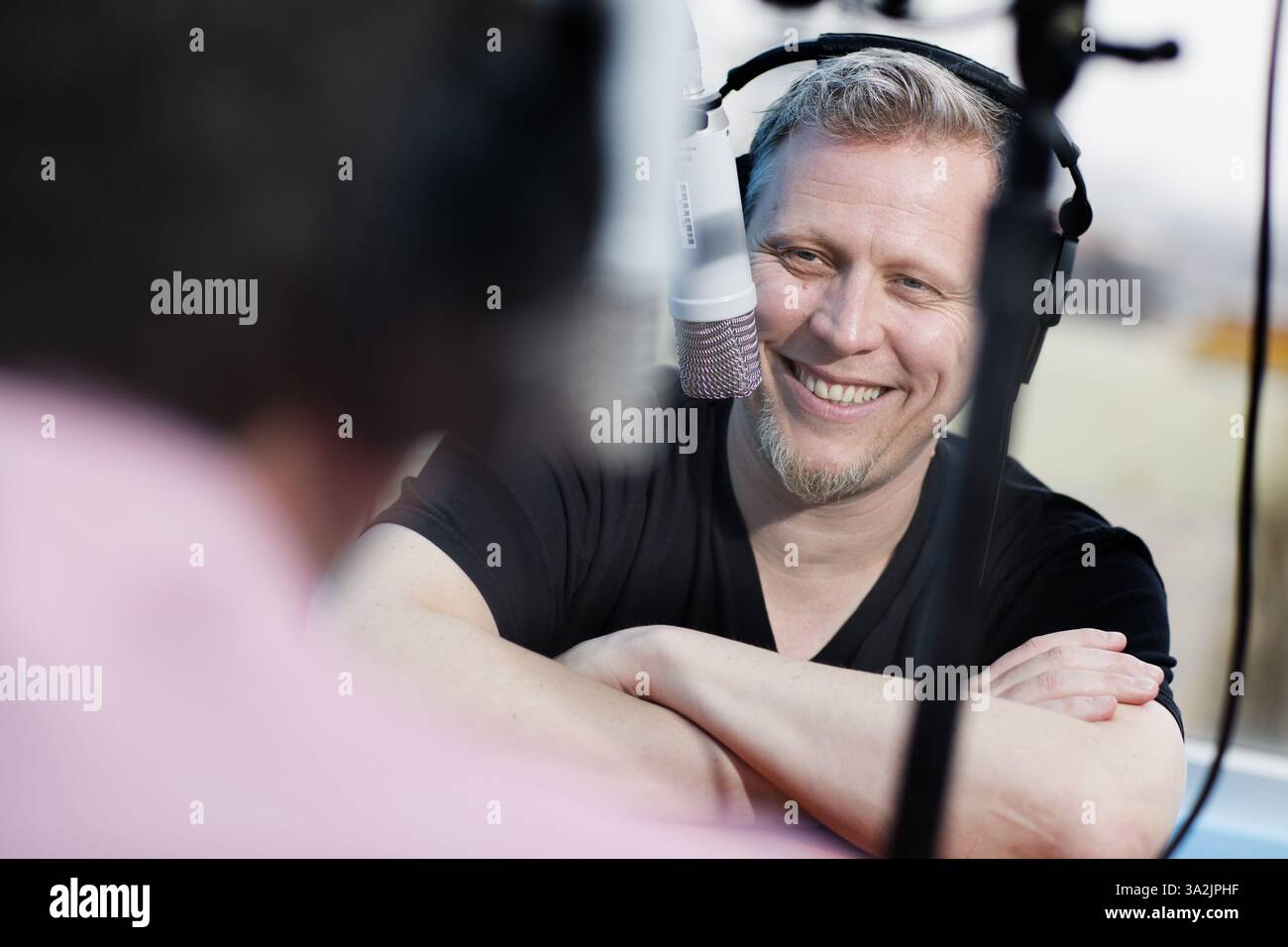 14 mai 2014 - Toronto, Ontario, Canada - Shock Jock DEAN BLUNDELL donne une entrevue pour un podcast depuis un petit espace à Polson Pier surplombant le port de Toronto, Toronto, Ontario, le 14 mai 2014. L'ancien DJ de 102,1 The Edge a été licencié en 2013 après avoir fait des remarques homophobes à l'antenne. GEORGIO MAMMOLITI, conseiller municipal de Toronto, en rose, était l'invité de Blundell ce jour-là. (Crédit image : © Peter Power/ZUMA Wire/ZUMAPRESS.com) Banque D'Images