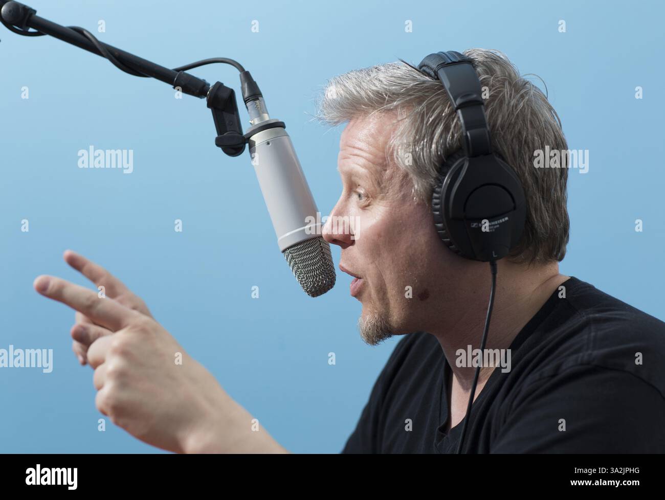 14 mai 2014 - Toronto, Ontario, Canada - Shock Jock DEAN BLUNDELL donne une entrevue pour un podcast depuis un petit espace à Polson Pier surplombant le port de Toronto, Toronto, Ontario, le 14 mai 2014. L'ancien DJ de 102,1 The Edge a été licencié en 2013 après avoir fait des remarques homophobes à l'antenne. GEORGIO MAMMOLITI, conseiller municipal de Toronto, en rose, était l'invité de Blundell ce jour-là. (Crédit image : © Peter Power/ZUMA Wire/ZUMAPRESS.com) Banque D'Images