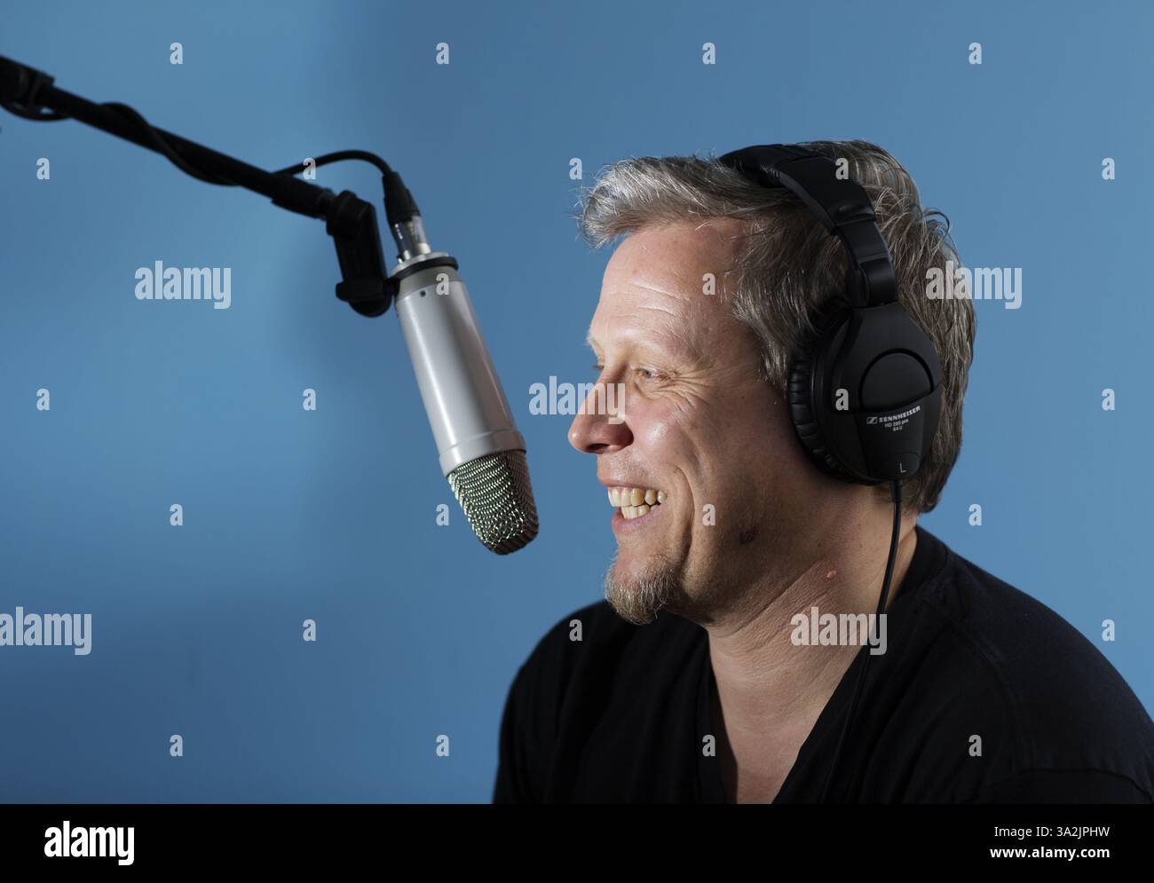 14 mai 2014 - Toronto, Ontario, Canada - Shock Jock DEAN BLUNDELL donne une entrevue pour un podcast depuis un petit espace à Polson Pier surplombant le port de Toronto, Toronto, Ontario, le 14 mai 2014. L'ancien DJ de 102,1 The Edge a été licencié en 2013 après avoir fait des remarques homophobes à l'antenne. GEORGIO MAMMOLITI, conseiller municipal de Toronto, en rose, était l'invité de Blundell ce jour-là. (Crédit image : © Peter Power/ZUMA Wire/ZUMAPRESS.com) Banque D'Images