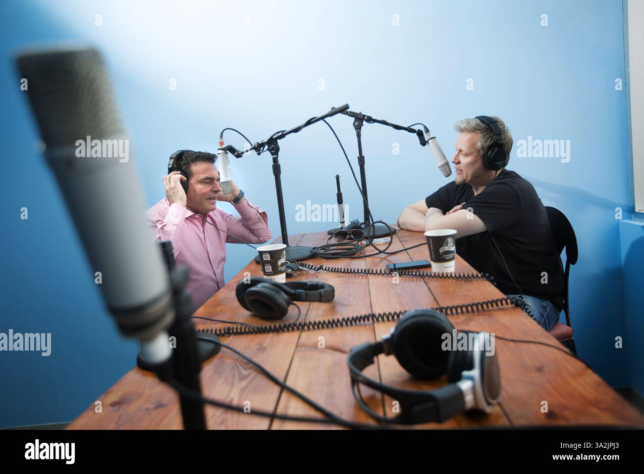 14 mai 2014 - Toronto, Ontario, Canada - Shock Jock DEAN BLUNDELL donne une entrevue pour un podcast depuis un petit espace à Polson Pier surplombant le port de Toronto, Toronto, Ontario, le 14 mai 2014. L'ancien DJ de 102,1 The Edge a été licencié en 2013 après avoir fait des remarques homophobes à l'antenne. GEORGIO MAMMOLITI, conseiller municipal de Toronto, en rose, était l'invité de Blundell ce jour-là. (Crédit image : © Peter Power/ZUMA Wire/ZUMAPRESS.com) Banque D'Images