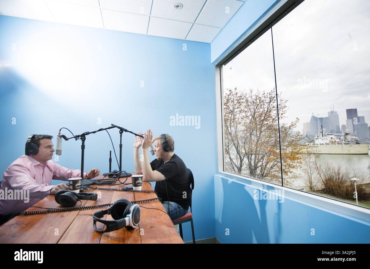 14 mai 2014 - Toronto, Ontario, Canada - Shock Jock DEAN BLUNDELL donne une entrevue pour un podcast depuis un petit espace à Polson Pier surplombant le port de Toronto, Toronto, Ontario, le 14 mai 2014. L'ancien DJ de 102,1 The Edge a été licencié en 2013 après avoir fait des remarques homophobes à l'antenne. GEORGIO MAMMOLITI, conseiller municipal de Toronto, en rose, était l'invité de Blundell ce jour-là. (Crédit image : © Peter Power/ZUMA Wire/ZUMAPRESS.com) Banque D'Images