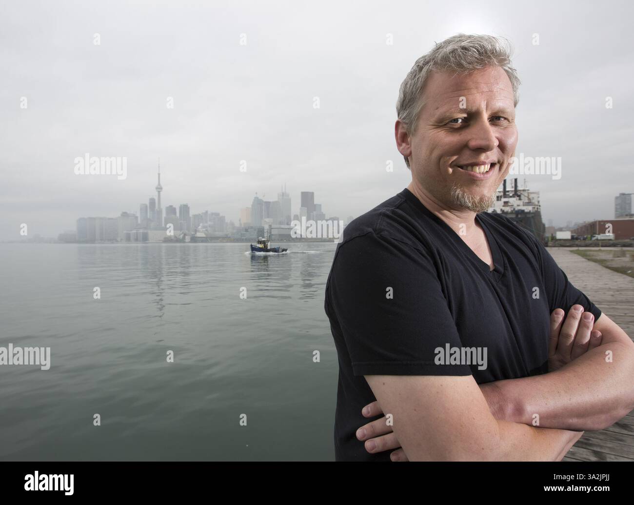 14 mai 2014 - Toronto, Ontario, Canada - Shock Jock DEAN BLUNDELL est photographié à Polson Pier surplombant le port de Toronto, Toronto, Ontario, le 14 mai 2014 suite à l'enregistrement d'un podcast dans un petit studio à proximité. L'ancien DJ de 102,1 The Edge a été licencié en 2013 après avoir fait des remarques homophobes à l'antenne mais tente de faire un retour avec ses podcasts en ligne. GEORGIO MAMMOLITI, conseiller municipal de Toronto, en rose, était l'invité de Blundell ce jour-là. (Crédit image : © Peter Power/ZUMA Wire/ZUMAPRESS.com) Banque D'Images