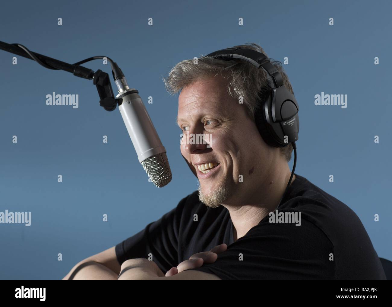 14 mai 2014 - Toronto, Ontario, Canada - Shock Jock DEAN BLUNDELL donne une entrevue pour un podcast depuis un petit espace à Polson Pier surplombant le port de Toronto, Toronto, Ontario, le 14 mai 2014. L'ancien DJ de 102,1 The Edge a été licencié en 2013 après avoir fait des remarques homophobes à l'antenne. GEORGIO MAMMOLITI, conseiller municipal de Toronto, en rose, était l'invité de Blundell ce jour-là. (Crédit image : © Peter Power/ZUMA Wire/ZUMAPRESS.com) Banque D'Images