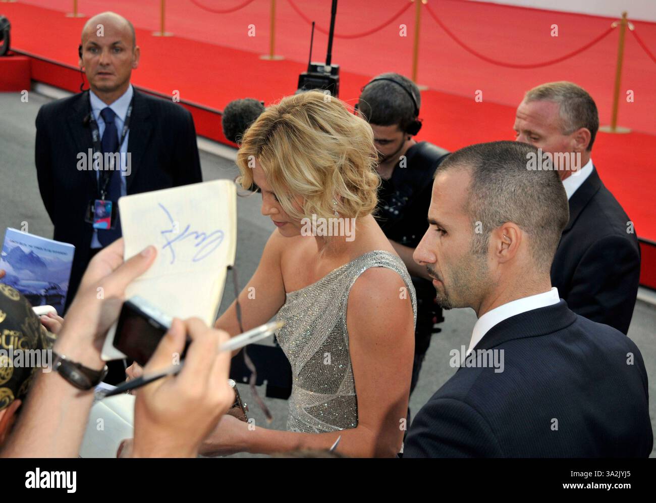 CHARLIZE THERON. Tapis rouge arrivées pour l'avant-première de « The Burning Plain » à la Sala Grande pendant le 65e Festival du film de Venise, .demi-longueur chantant autographes gris argenté une épaule .Cap/PL.© Phil Loftus/Capital Pictures Banque D'Images