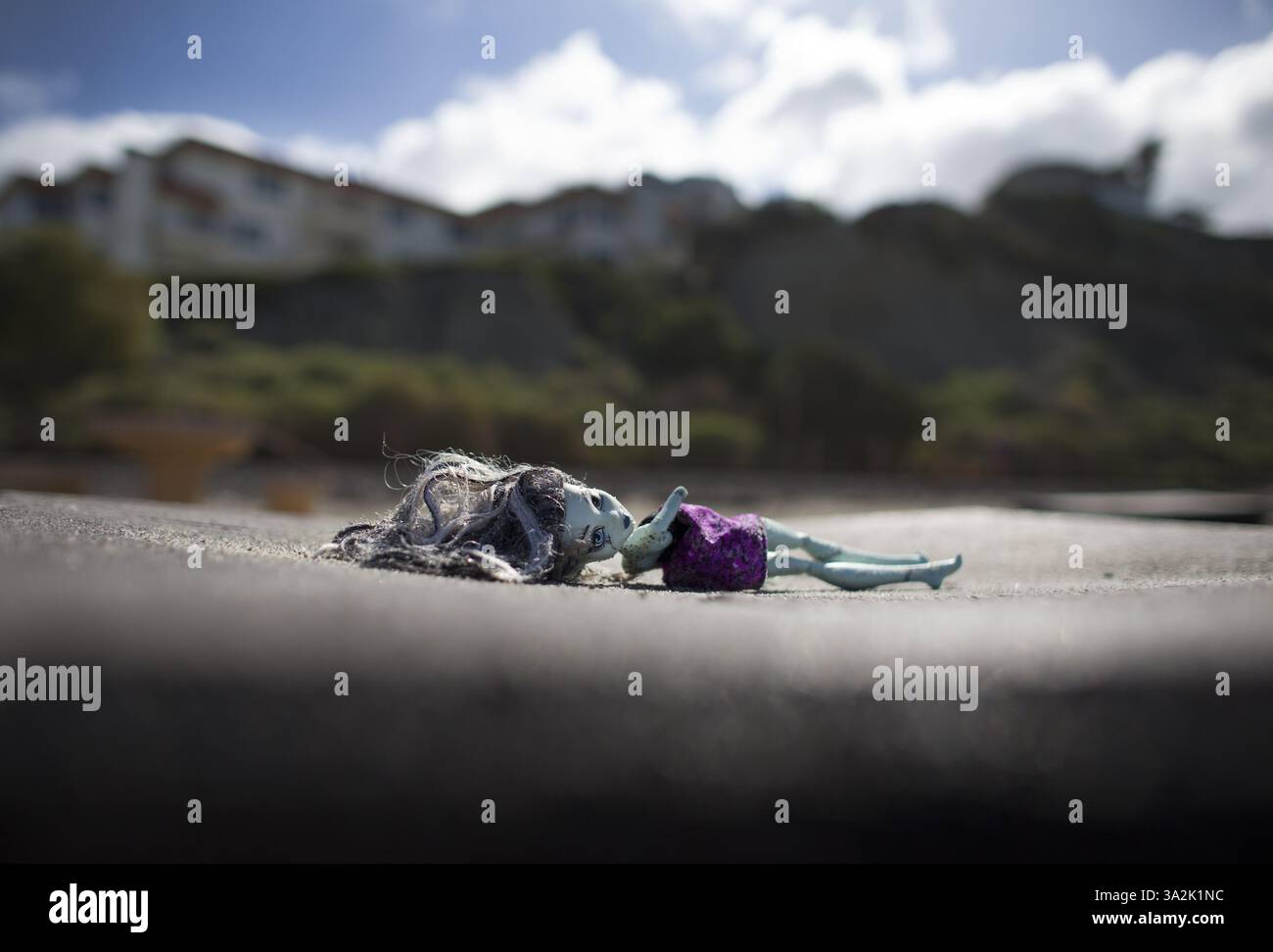 21 mai 2014 - San Clemente, Californie, États-Unis - la poupée Frankie Stein Scaris d'Un enfant perdu de la franchise Monster High de Mattel repose seule sur un banc à North Beach à San Clemente, Californie, le 21 mai 2014. (Crédit image : © Peter Power/ZUMA Wire/ZUMAPRESS.com) Banque D'Images