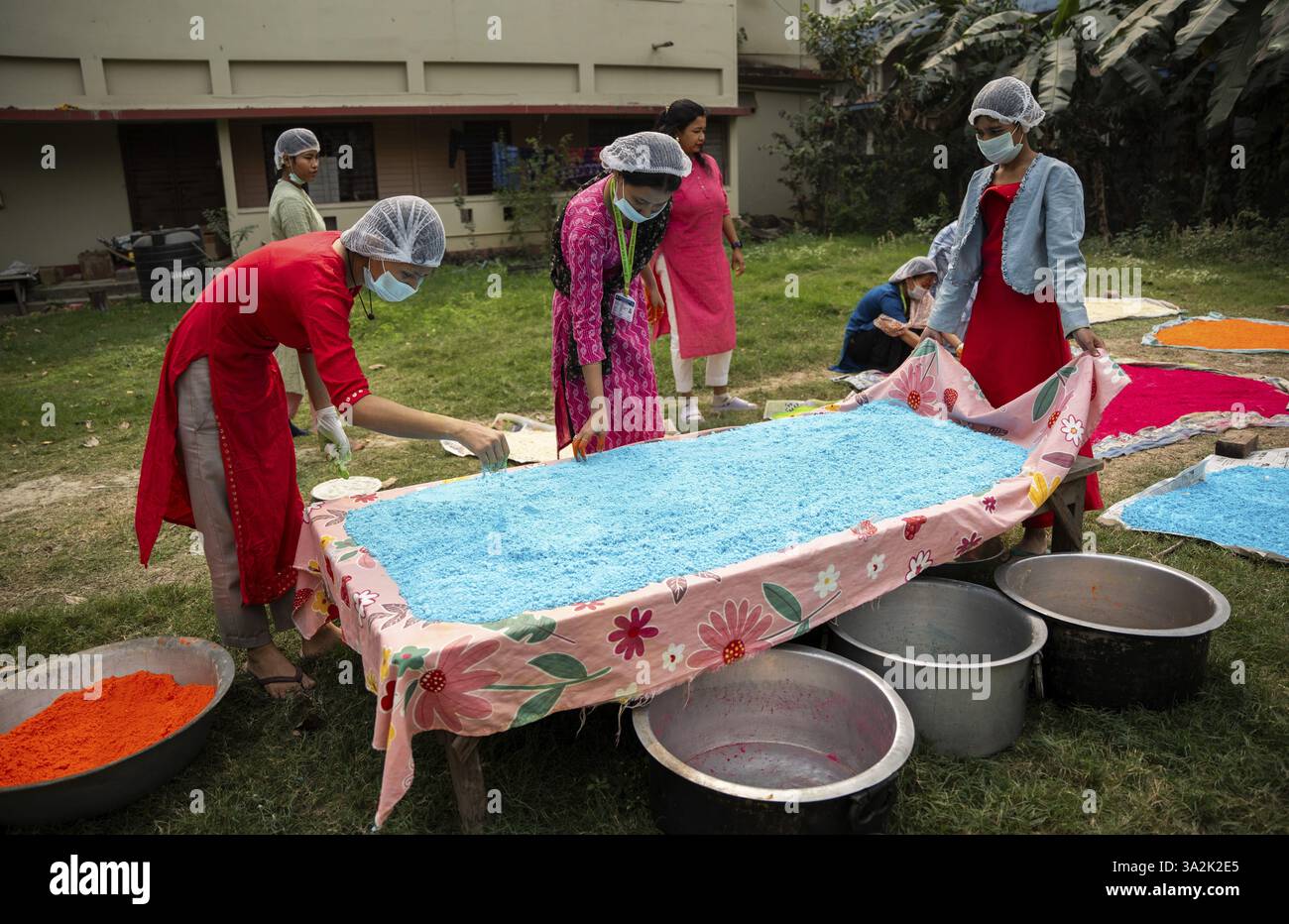 Les étudiants de Ashaneer Home fabriquent de la poudre colorée biologique avant le festival Holi, à Guwahati, en Inde, le 12 mars 2025. Ashaneer Home for Special Need C Banque D'Images