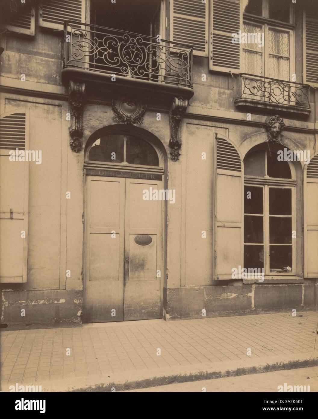 En 1912, Eugène Atget photographie le Hôtel de Montmorency, situé rue de Montmorency à Paris, mettant en valeur les détails architecturaux du bâtiment. Banque D'Images