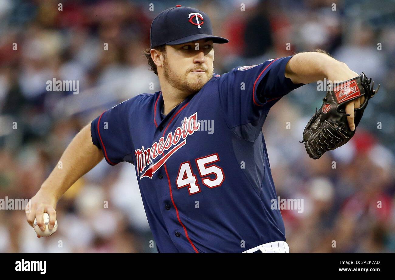 27 mai 2014 - Minneapolis, MN, USA - le lanceur débutant des Twins du Minnesota Phil Hughes (45) lance dans la quatrième manche contre les Texas Rangers le mardi 27 mai 2014, à Minneapolis. (Crédit image : © Carlos Gonzalez/MCT/ZUMAPRESS.com) Banque D'Images