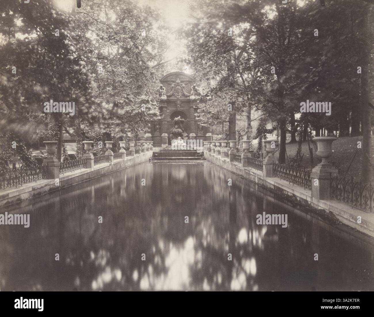 Cette photographie de 1923-25 d'Eugène Atget montre le jardin du Luxembourg à Paris, en mettant l'accent sur les statues et les éléments de design du parc. Banque D'Images