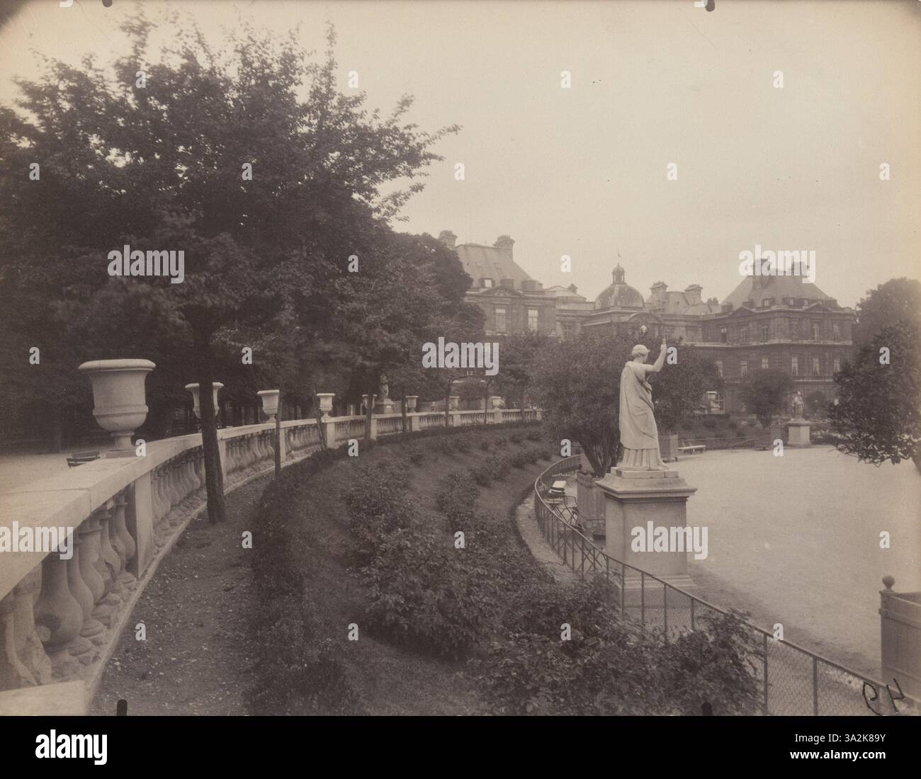 Cette photographie réalisée en 1923-25 par Eugène Atget représente une vue du jardin du Luxembourg à Paris, mettant en valeur les statues et les arbres du parc. Banque D'Images
