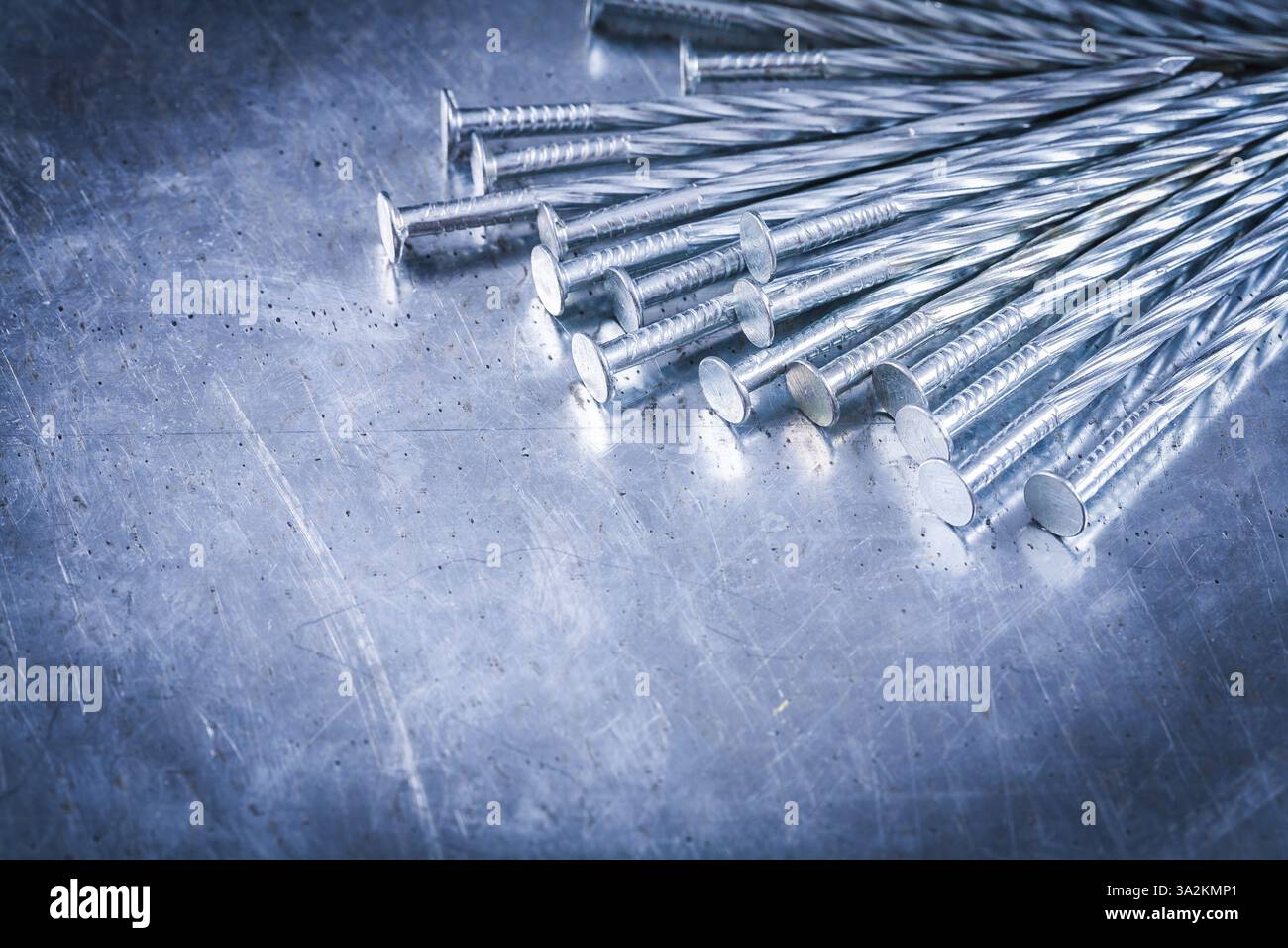 Ensemble de clous de construction inoxydable sur le concept de construction de fond métallique rayé Banque D'Images