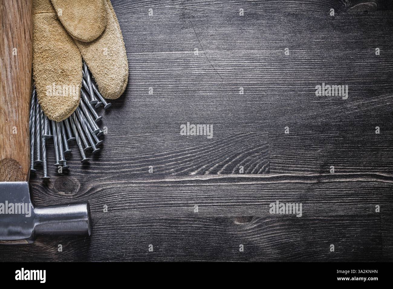Ensemble de gants de protection en cuir construction clous marteau à griffes Banque D'Images