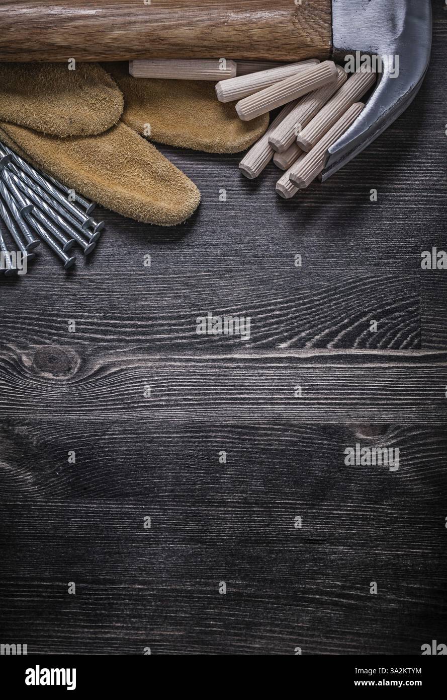 Gants de sécurité construction métallique clous griffe marteau chevilles en bois Banque D'Images