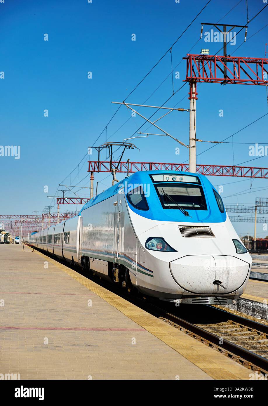Afrosiyab train à grande vitesse de l'Ouzbékistan debout à la plate-forme à Boukhara Vokzal station en Ouzbékistan Banque D'Images