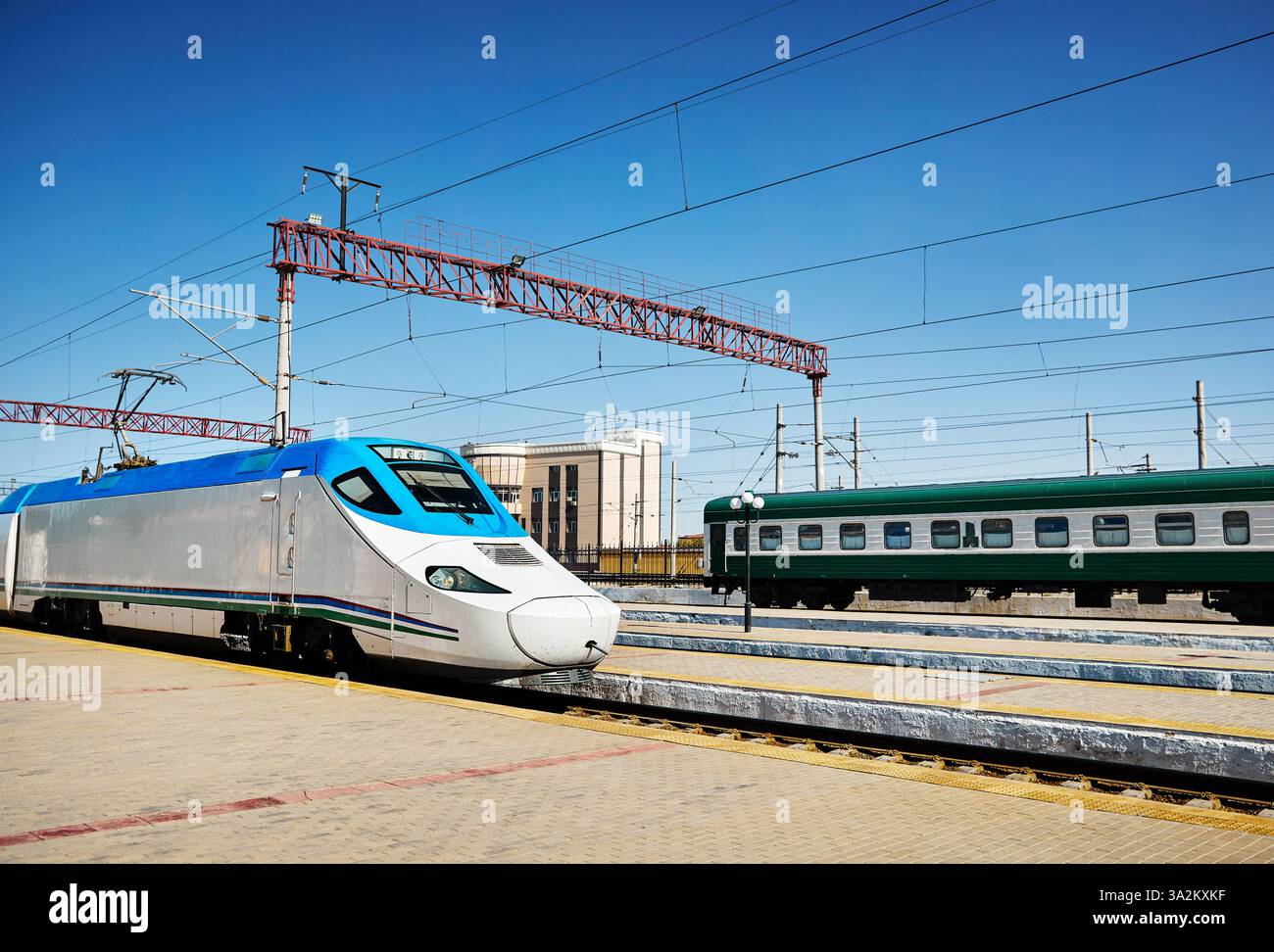 Afrosiyab train à grande vitesse de l'Ouzbékistan debout à la plate-forme à Boukhara Vokzal station en Ouzbékistan Banque D'Images