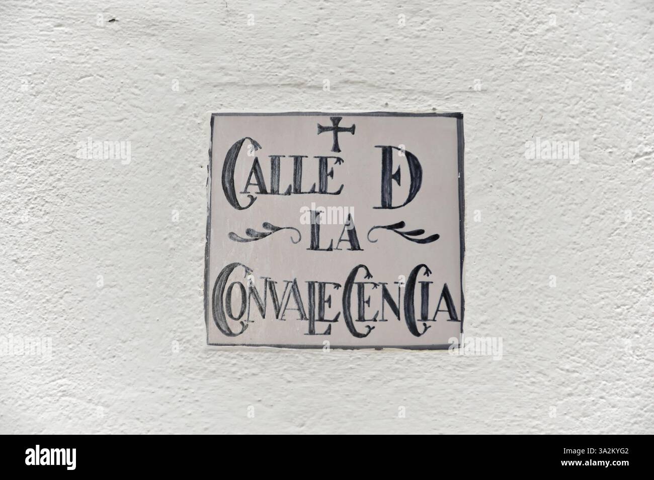 Un panneau de rue espagnol sur un mur blanc avec des lettres noires, Cordoue, Andalousie, Espagne, Europe Banque D'Images