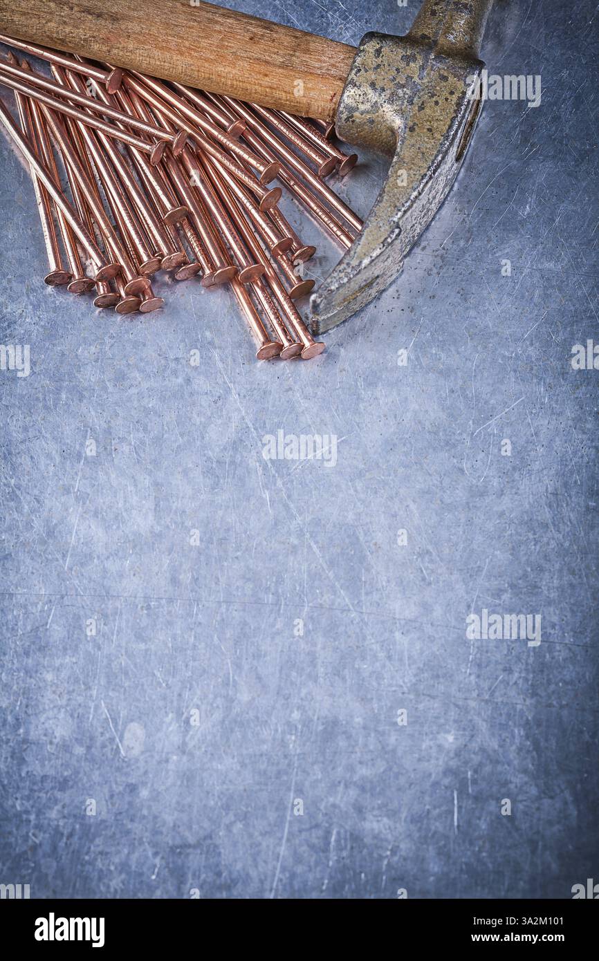 Ensemble de clous de construction en cuivre marteau à griffe vintage sur fond métallique Banque D'Images