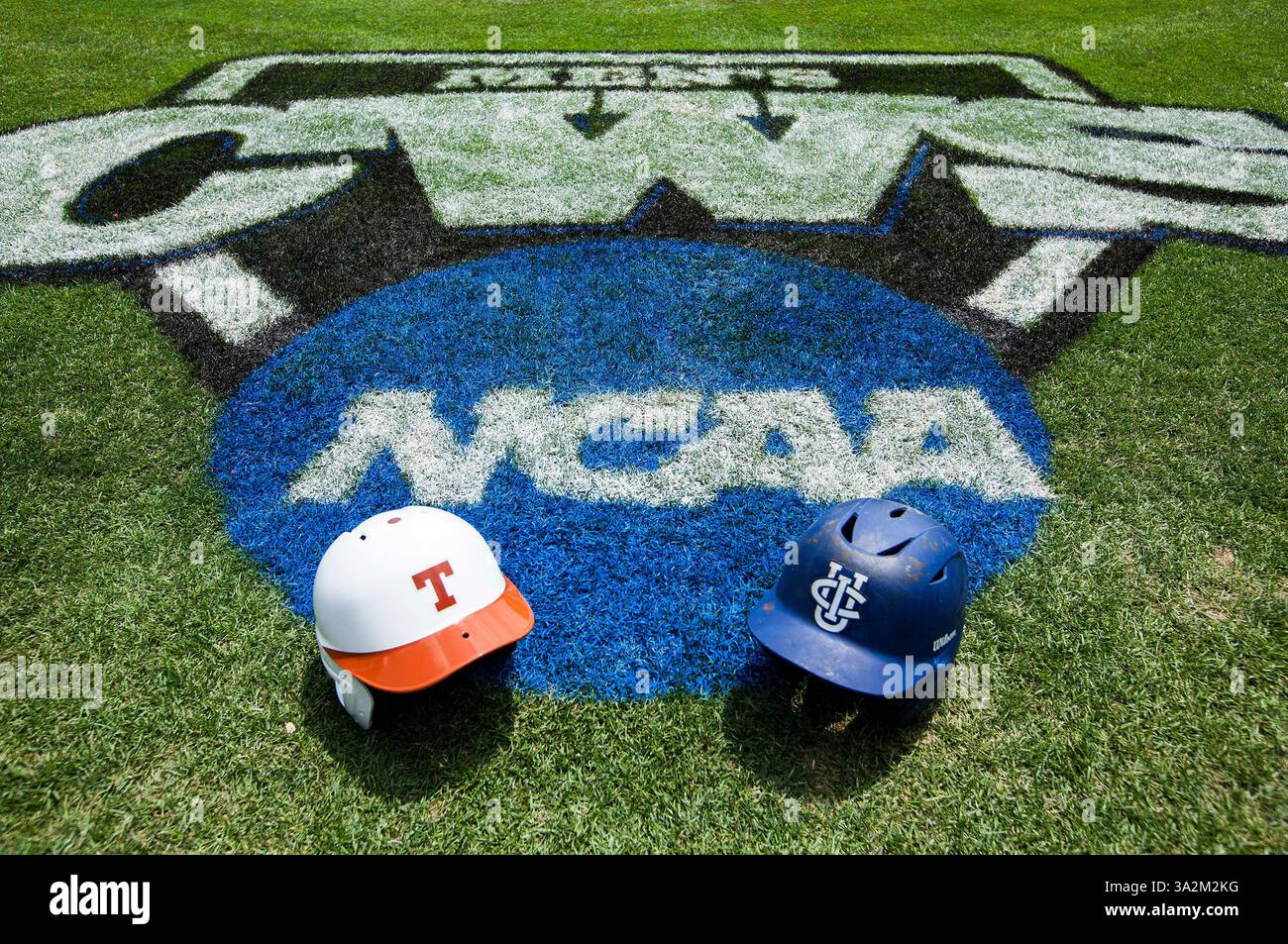 14 juin 2014 - Omaha, Nebraska, États-Unis d'Amérique - 14 juin 2014 : match 1 de la NCAA Men's College World Series 2014 entre UC Irvine Anteaters et Texas Longhorns au TD Ameritrade Park à Omaha, ne. (Crédit image : © Michael Spomer/Cal Sport Media/ZUMAPRESS.com) Banque D'Images